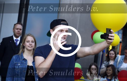 Amsterdam 7 mei 2016
Premiere Angry birds in pathe arena met oa de nederlandse stemmencast , Enzo Knol Ruben Nicolai Murth Mossel Eddy Zoe en Robin Martens. Enzo met vriendin Dee