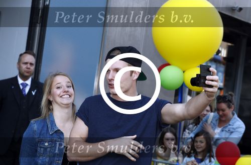 Amsterdam 7 mei 2016
Premiere Angry birds in pathe arena met oa de nederlandse stemmencast , Enzo Knol Ruben Nicolai Murth Mossel Eddy Zoe en Robin Martens. Enzo met vriendin Dee