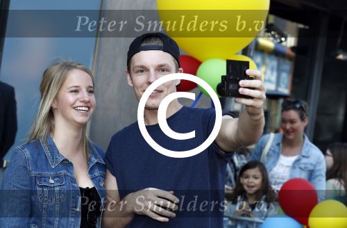 Amsterdam 7 mei 2016
Premiere Angry birds in pathe arena met oa de nederlandse stemmencast , Enzo Knol Ruben Nicolai Murth Mossel Eddy Zoe en Robin Martens. Enzo met vriendin Dee