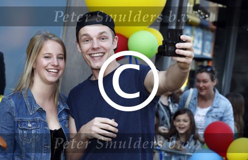 Amsterdam 7 mei 2016
Premiere Angry birds in pathe arena met oa de nederlandse stemmencast , Enzo Knol Ruben Nicolai Murth Mossel Eddy Zoe en Robin Martens. Enzo met vriendin Dee