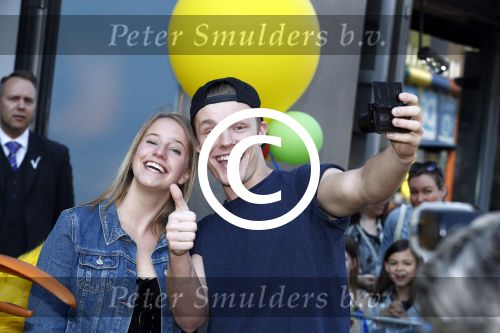 Amsterdam 7 mei 2016
Premiere Angry birds in pathe arena met oa de nederlandse stemmencast , Enzo Knol Ruben Nicolai Murth Mossel Eddy Zoe en Robin Martens. Enzo met vriendin Dee