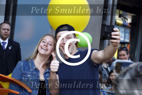 Amsterdam 7 mei 2016
Premiere Angry birds in pathe arena met oa de nederlandse stemmencast , Enzo Knol Ruben Nicolai Murth Mossel Eddy Zoe en Robin Martens. Enzo met vriendin Dee
