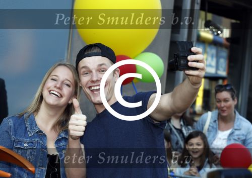Amsterdam 7 mei 2016
Premiere Angry birds in pathe arena met oa de nederlandse stemmencast , Enzo Knol Ruben Nicolai Murth Mossel Eddy Zoe en Robin Martens. Enzo met vriendin Dee