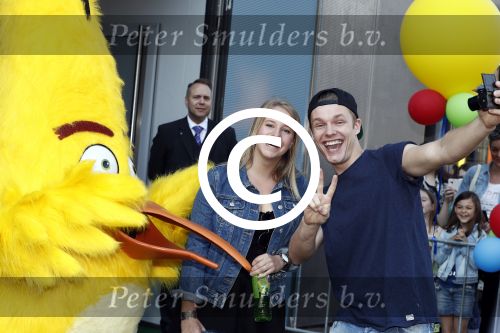 Amsterdam 7 mei 2016
Premiere Angry birds in pathe arena met oa de nederlandse stemmencast , Enzo Knol Ruben Nicolai Murth Mossel Eddy Zoe en Robin Martens. Enzo met vriendin Dee
