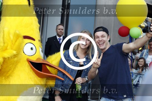 Amsterdam 7 mei 2016
Premiere Angry birds in pathe arena met oa de nederlandse stemmencast , Enzo Knol Ruben Nicolai Murth Mossel Eddy Zoe en Robin Martens. Enzo met vriendin Dee