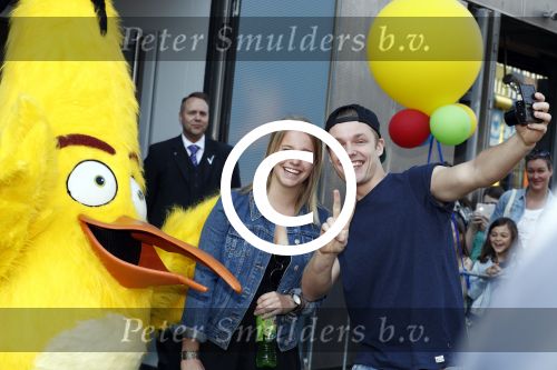 Amsterdam 7 mei 2016
Premiere Angry birds in pathe arena met oa de nederlandse stemmencast , Enzo Knol Ruben Nicolai Murth Mossel Eddy Zoe en Robin Martens. Enzo met vriendin Dee