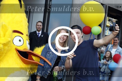 Amsterdam 7 mei 2016
Premiere Angry birds in pathe arena met oa de nederlandse stemmencast , Enzo Knol Ruben Nicolai Murth Mossel Eddy Zoe en Robin Martens. Enzo met vriendin Dee