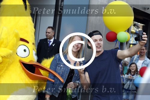 Amsterdam 7 mei 2016
Premiere Angry birds in pathe arena met oa de nederlandse stemmencast , Enzo Knol Ruben Nicolai Murth Mossel Eddy Zoe en Robin Martens. Enzo met vriendin Dee