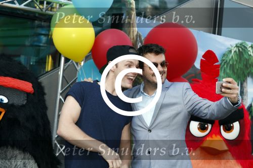 Amsterdam 7 mei 2016
Premiere Angry birds in pathe arena met oa de nederlandse stemmencast , Enzo Knol Ruben Nicolai Murth Mossel Eddy Zoe en Robin Martens. Enzo met vriendin Dee