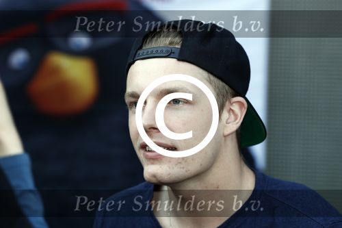 Amsterdam 7 mei 2016
Premiere Angry birds in pathe arena met oa de nederlandse stemmencast , Enzo Knol Ruben Nicolai Murth Mossel Eddy Zoe en Robin Martens. Enzo met vriendin Dee