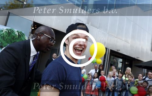 Amsterdam 7 mei 2016
Premiere Angry birds in pathe arena met oa de nederlandse stemmencast , Enzo Knol Ruben Nicolai Murth Mossel Eddy Zoe en Robin Martens. Enzo met vriendin Dee