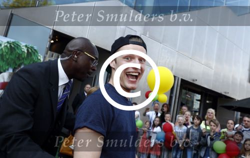 Amsterdam 7 mei 2016
Premiere Angry birds in pathe arena met oa de nederlandse stemmencast , Enzo Knol Ruben Nicolai Murth Mossel Eddy Zoe en Robin Martens. Enzo met vriendin Dee