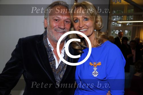 Blaricum 26 april 2016
Natasja Froger krijgt lintje voor al haar verdiensten voor onze samenleving. Haar man Rene  familie vader  moeder en vriendinnen zijn er natuurlijk bij. Frank Wisse