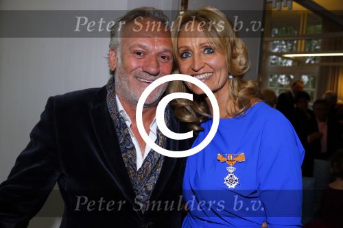 Blaricum 26 april 2016
Natasja Froger krijgt lintje voor al haar verdiensten voor onze samenleving. Haar man Rene  familie vader  moeder en vriendinnen zijn er natuurlijk bij. Frank Wisse