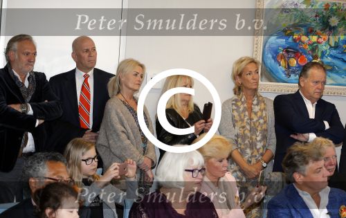 Blaricum 26 april 2016
Natasja Froger krijgt lintje voor al haar verdiensten voor onze samenleving. Haar man Rene  familie vader  moeder en vriendinnen zijn er natuurlijk bij. Frank Wisse