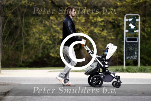 Amsterdam 18 april 2016
Gijs Naber met zoontje in het vondelpark