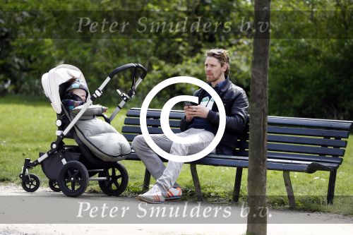Amsterdam 18 april 2016
Gijs Naber met zoontje in het vondelpark