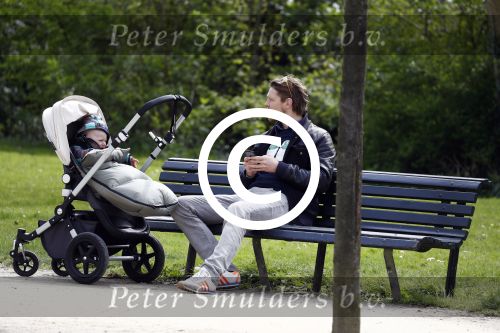 Amsterdam 18 april 2016
Gijs Naber met zoontje in het vondelpark