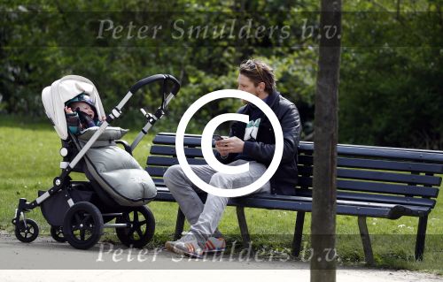 Amsterdam 18 april 2016
Gijs Naber met zoontje in het vondelpark