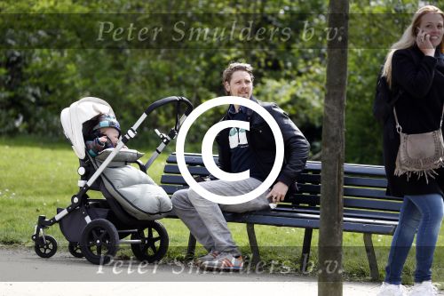 Amsterdam 18 april 2016
Gijs Naber met zoontje in het vondelpark