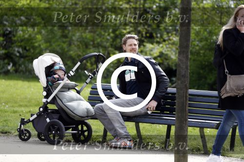 Amsterdam 18 april 2016
Gijs Naber met zoontje in het vondelpark