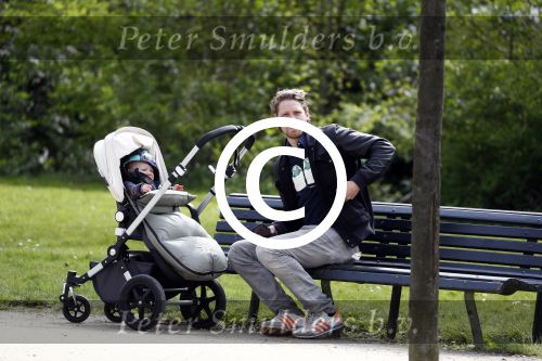 Amsterdam 18 april 2016
Gijs Naber met zoontje in het vondelpark