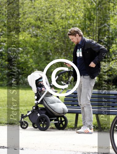Amsterdam 18 april 2016
Gijs Naber met zoontje in het vondelpark