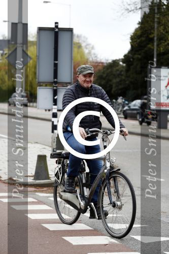 Amsterdam 18 april 2016 
Henk Poort op de fiets in Amsterdam.
