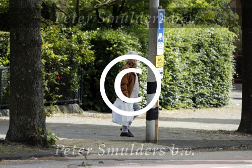 Amsterdam 14 mei 2016
Martijn Krabbe en zijn vriendin Noi Pakon aan het wandelen met de hond in het park.
Herma Krabbe op bezoek bij Martijn