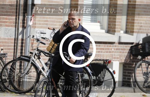 Amsterdam 12 mei 2016
Jaap v Zweden bellend op de fiets in amsterdam.