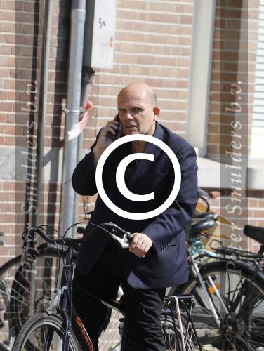 Amsterdam 12 mei 2016
Jaap v Zweden bellend op de fiets in amsterdam.