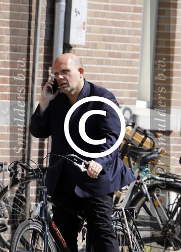 Amsterdam 12 mei 2016
Jaap v Zweden bellend op de fiets in amsterdam.