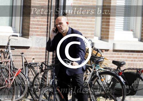 Amsterdam 12 mei 2016
Jaap v Zweden bellend op de fiets in amsterdam.