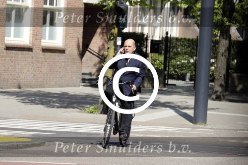 Amsterdam 12 mei 2016
Jaap v Zweden bellend op de fiets in amsterdam.