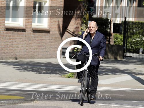 Amsterdam 12 mei 2016
Jaap v Zweden bellend op de fiets in amsterdam.