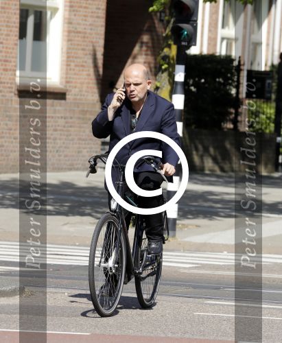 Amsterdam 12 mei 2016
Jaap v Zweden bellend op de fiets in amsterdam.