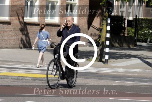 Amsterdam 12 mei 2016
Jaap v Zweden bellend op de fiets in amsterdam.