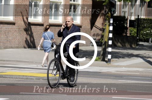 Amsterdam 12 mei 2016
Jaap v Zweden bellend op de fiets in amsterdam.