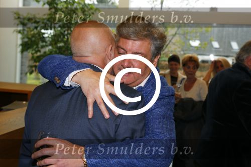 Blaricum 26 april 2016
Natasja Froger krijgt lintje voor al haar verdiensten voor onze samenleving. Haar man Rene  familie vader  moeder en vriendinnen zijn er natuurlijk bij. Jack v Gelder op krukken