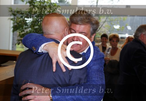 Blaricum 26 april 2016
Natasja Froger krijgt lintje voor al haar verdiensten voor onze samenleving. Haar man Rene  familie vader  moeder en vriendinnen zijn er natuurlijk bij. Jack v Gelder op krukken