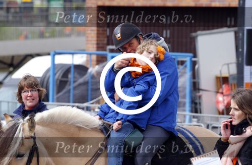 Zwolle 27 april 2016
Koningsdag in Zwolle met Koning Willem Alexander Koningin Maxima Prinses Amalia Ariane Alexia Prins Constantijn Prinses Laurentien Prins Maurits Prinses Marilene Prins Bernhard Prinses Annette Prins Pieter Christiaan Prinses Anita Prins Floris en Prinses Aimee. Jeroen Dubbeldam
