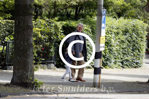Amsterdam 14 mei 2016
Martijn Krabbe en zijn vriendin Noi Pakon aan het wandelen met de hond in het park.
Jeroen Krabbe met kleinzoon op bezoek bij Martijn