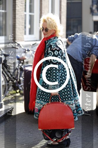 Amsterdam 17 mei 2016 
Karin Bloemen wordt door haar man afgezet bij de kleine komedie. Karin is heel veel kg afgevallen.