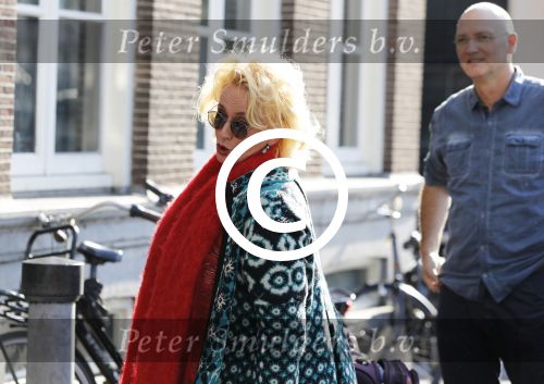 Amsterdam 17 mei 2016 
Karin Bloemen wordt door haar man afgezet bij de kleine komedie. Karin is heel veel kg afgevallen.