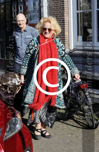 Amsterdam 17 mei 2016 
Karin Bloemen wordt door haar man afgezet bij de kleine komedie. Karin is heel veel kg afgevallen.