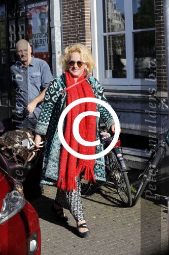 Amsterdam 17 mei 2016 
Karin Bloemen wordt door haar man afgezet bij de kleine komedie. Karin is heel veel kg afgevallen.