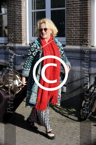 Amsterdam 17 mei 2016 
Karin Bloemen wordt door haar man afgezet bij de kleine komedie. Karin is heel veel kg afgevallen.
