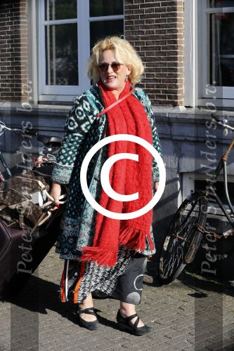 Amsterdam 17 mei 2016 
Karin Bloemen wordt door haar man afgezet bij de kleine komedie. Karin is heel veel kg afgevallen.