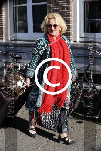 Amsterdam 17 mei 2016 
Karin Bloemen wordt door haar man afgezet bij de kleine komedie. Karin is heel veel kg afgevallen.