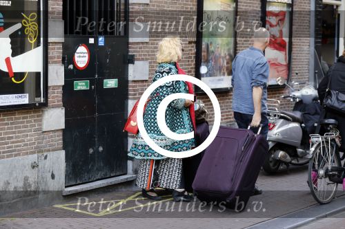 Amsterdam 17 mei 2016 
Karin Bloemen wordt door haar man afgezet bij de kleine komedie. Karin is heel veel kg afgevallen.